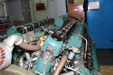 Motorn öppnad för inspektion