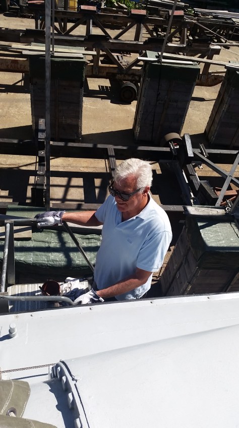 Bosse njuter av vädret, och ger skrovet den omsorg det så väl behöver inför säsongen.