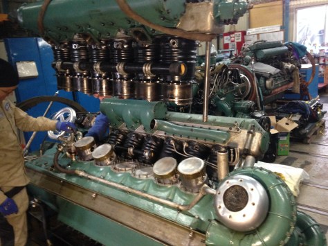 Cylinderraden hänger i travfesten redo att sänkas på plats