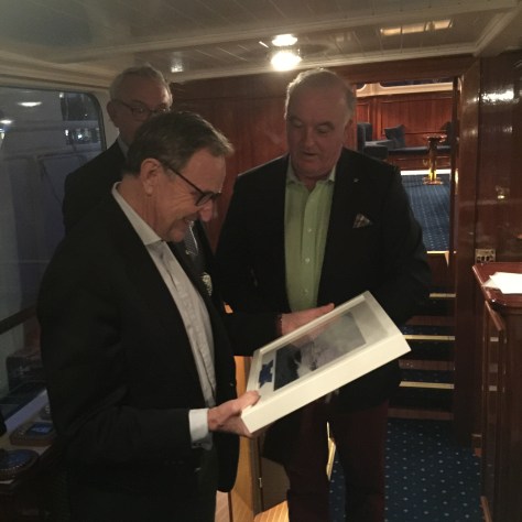 Erik firas med tavla av fartyget