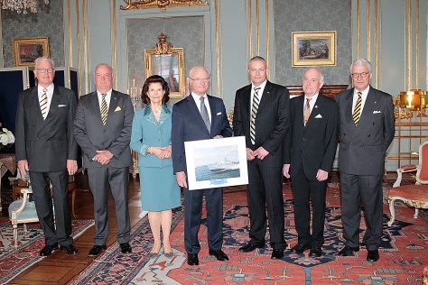 Kung Carl Gustaf och Drottning Silvia, flankerade av besättningens representanter