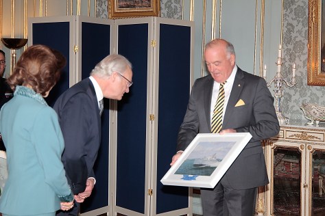 Kungen firades med en tavla av T46, här överräckt av Jan Lindgren