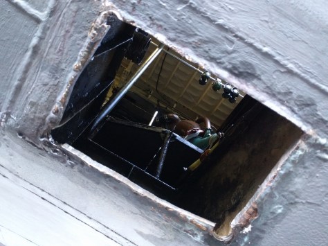 Hål direkt in i maskinrummets köl